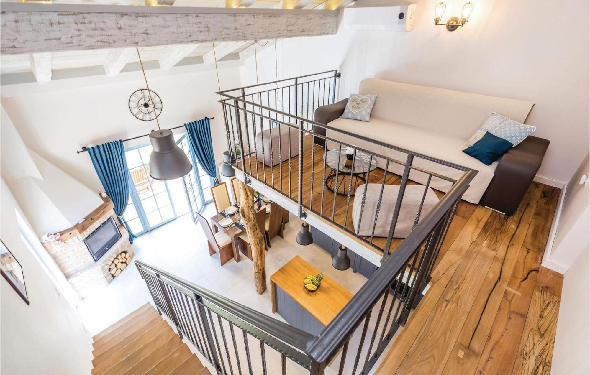Stunning Home In Jurdani With Wifi Mucici Bagian luar foto
