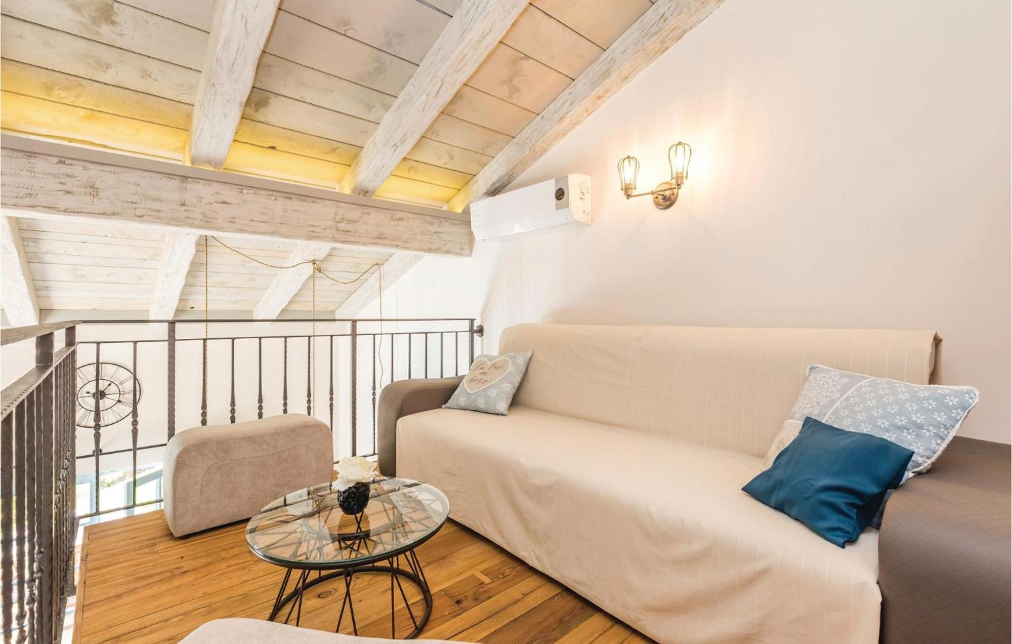 Stunning Home In Jurdani With Wifi Mucici Bagian luar foto