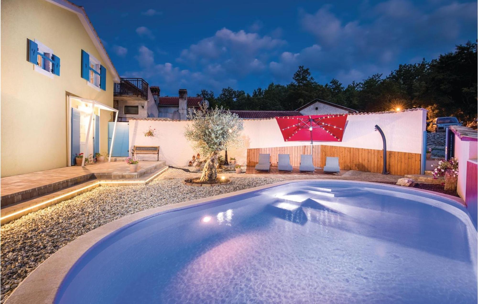 Stunning Home In Jurdani With Wifi Mucici Bagian luar foto