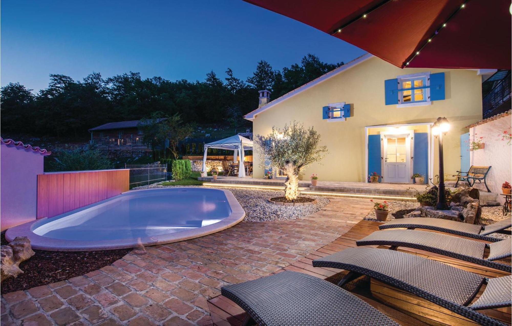 Stunning Home In Jurdani With Wifi Mucici Bagian luar foto