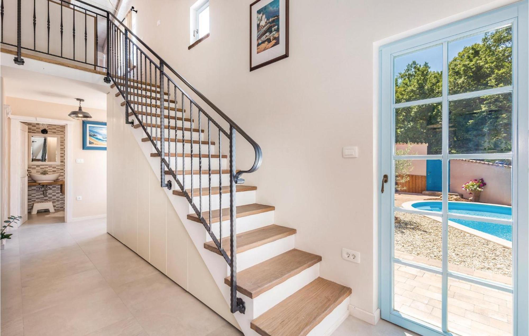 Stunning Home In Jurdani With Wifi Mucici Bagian luar foto