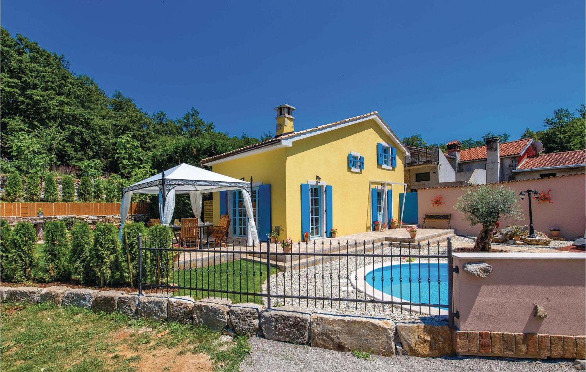 Stunning Home In Jurdani With Wifi Mucici Bagian luar foto