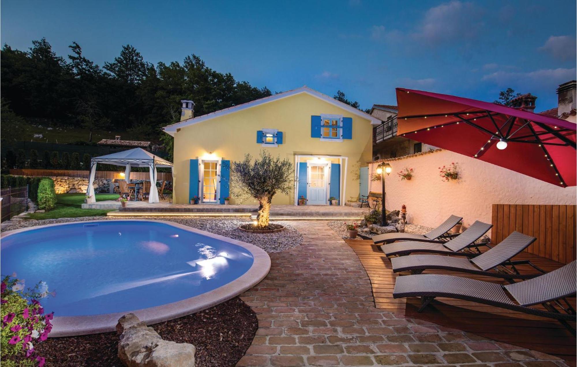 Stunning Home In Jurdani With Wifi Mucici Bagian luar foto