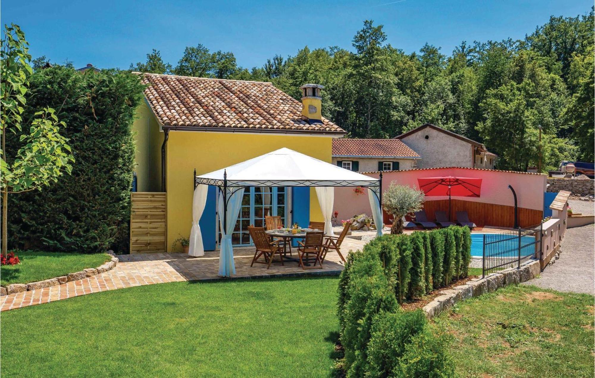 Stunning Home In Jurdani With Wifi Mucici Bagian luar foto