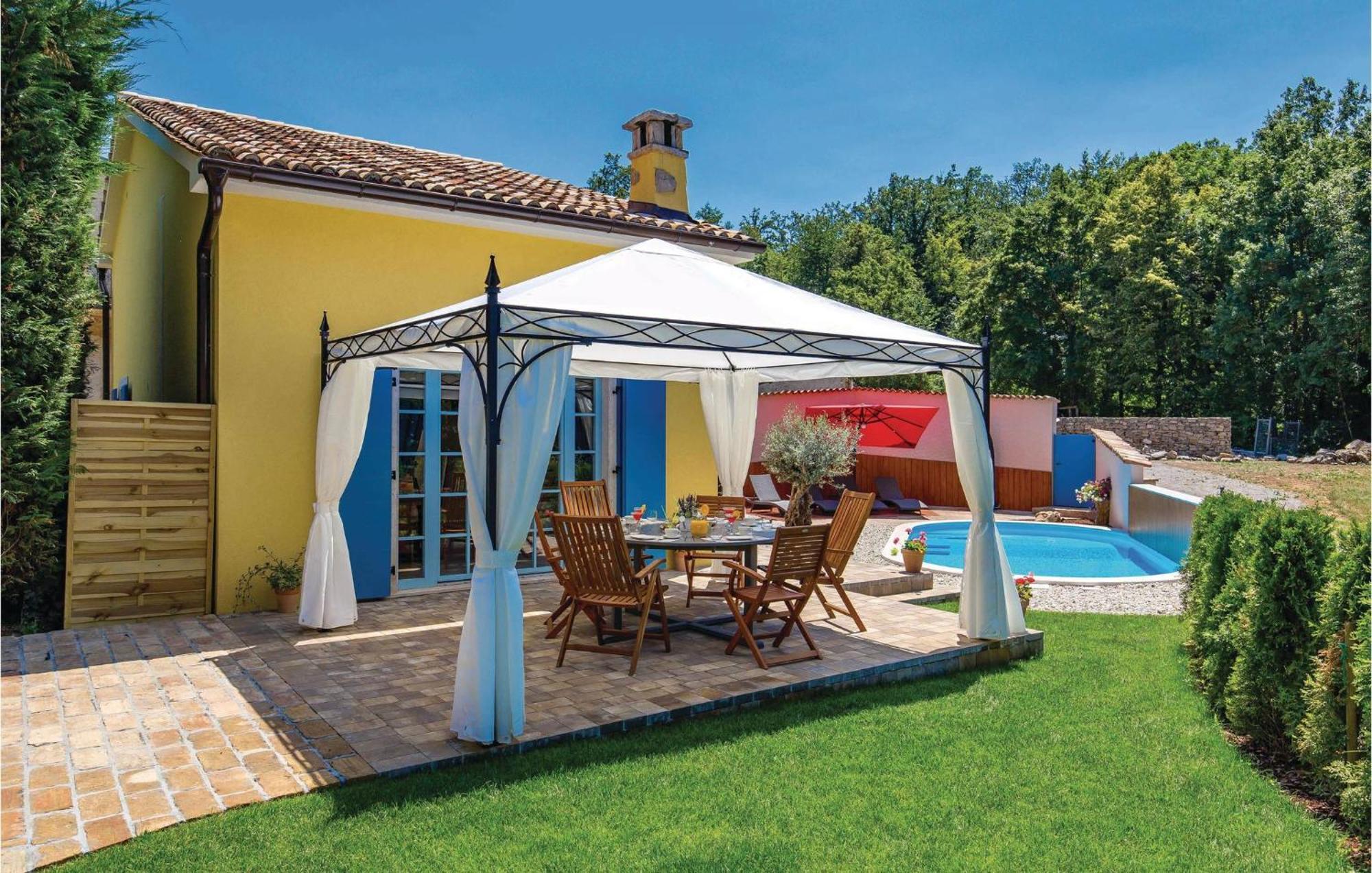 Stunning Home In Jurdani With Wifi Mucici Bagian luar foto