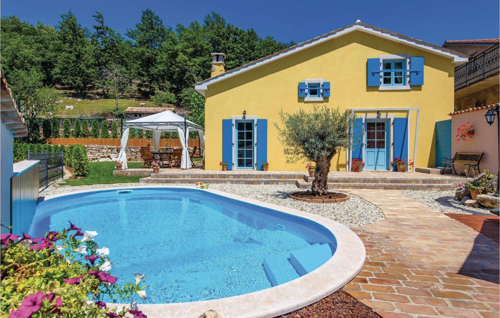 Stunning Home In Jurdani With Wifi Mucici Bagian luar foto