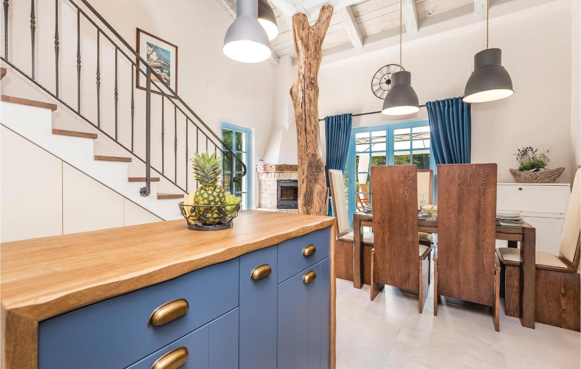 Stunning Home In Jurdani With Wifi Mucici Bagian luar foto