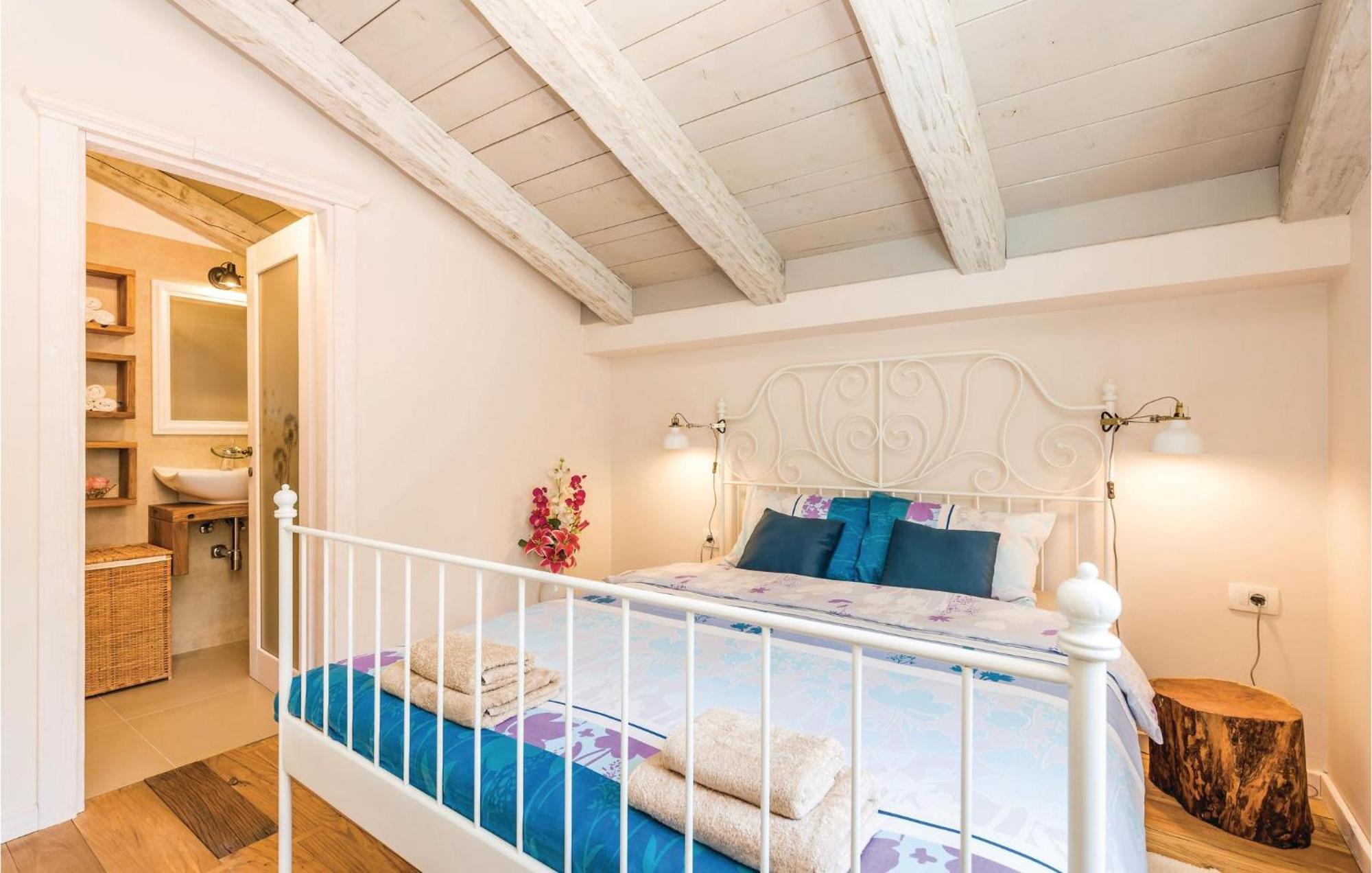 Stunning Home In Jurdani With Wifi Mucici Bagian luar foto