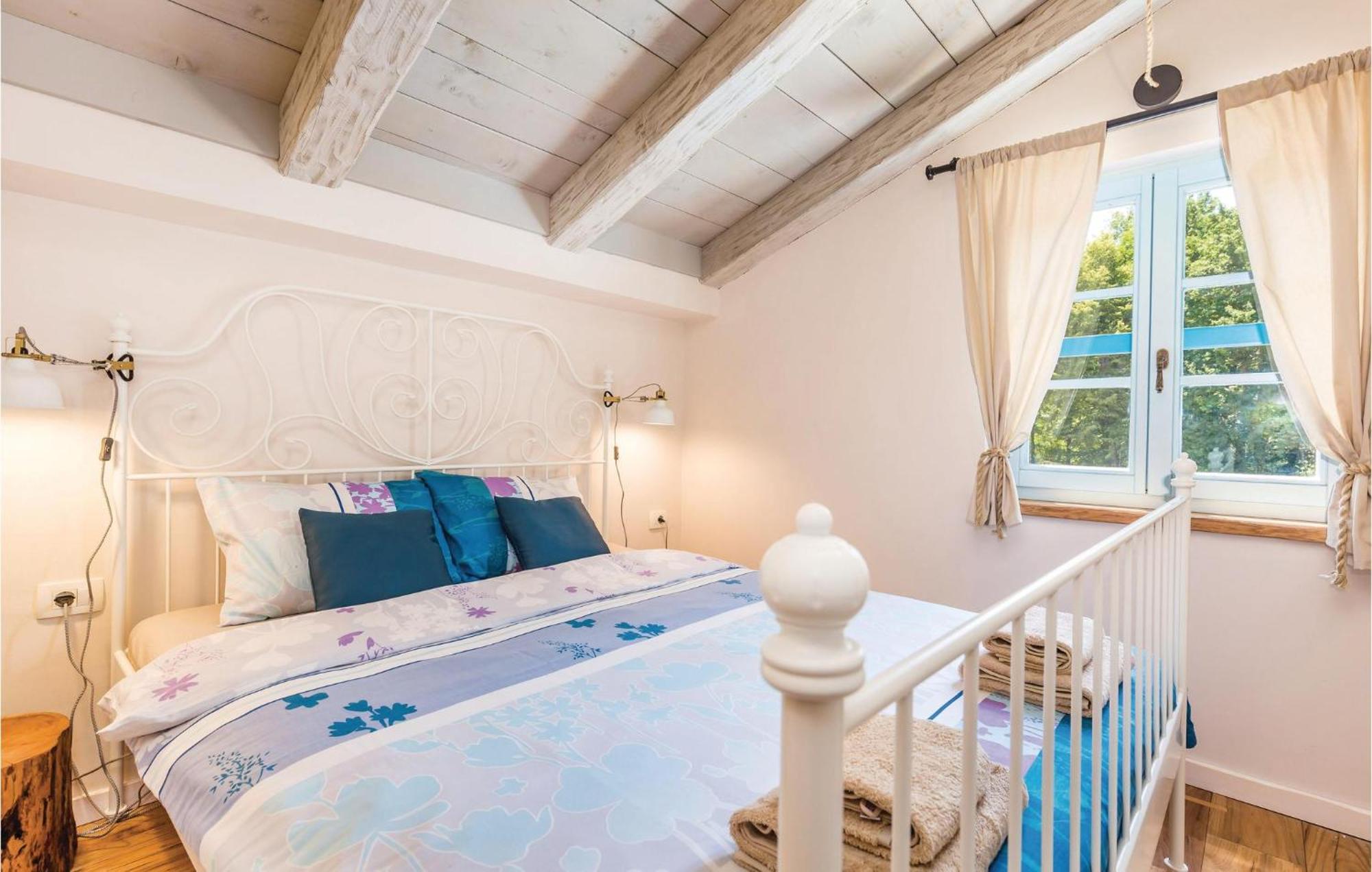 Stunning Home In Jurdani With Wifi Mucici Bagian luar foto